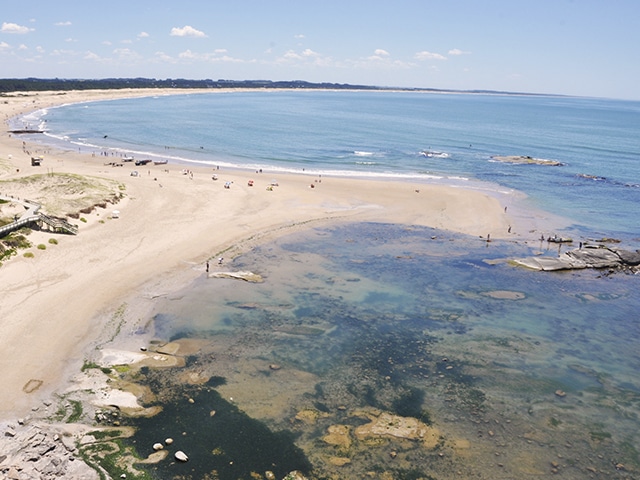 Do topo do farol, a vista da praia de José Ignacio (Foto: Zizo Asnis)