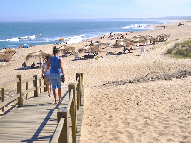 Duas praias compõem La Pedrera, balneário frequentado por jovens e veranistas bem de vida (Foto: Zizo Asnis)