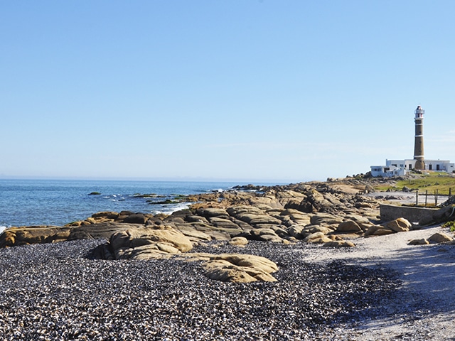 Farol de Cabo Polonio, destino acessível apenas por “jardineiras” com tração 4×4, que levam você até a praia (Foto: Zizo Asnis)