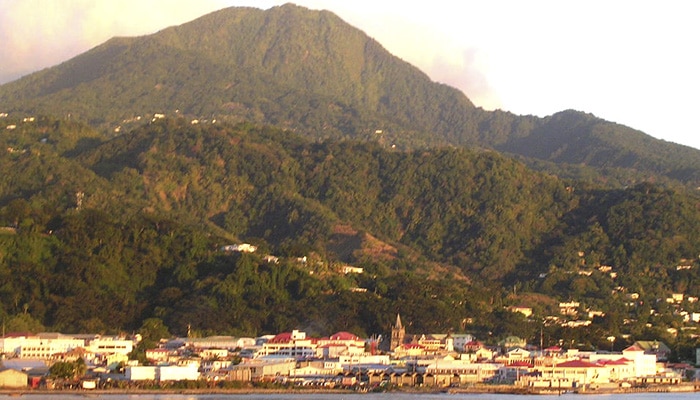 Vista de Roseau, capital da Dominica (Foto por Roger Wollstadt). 