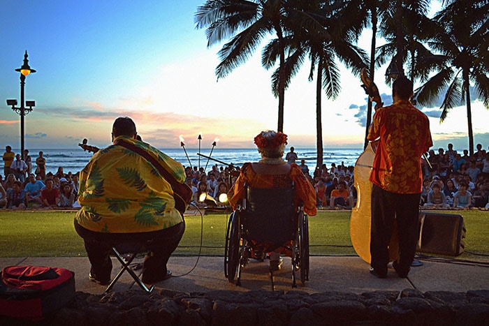 Pôr do sol e música havaiana