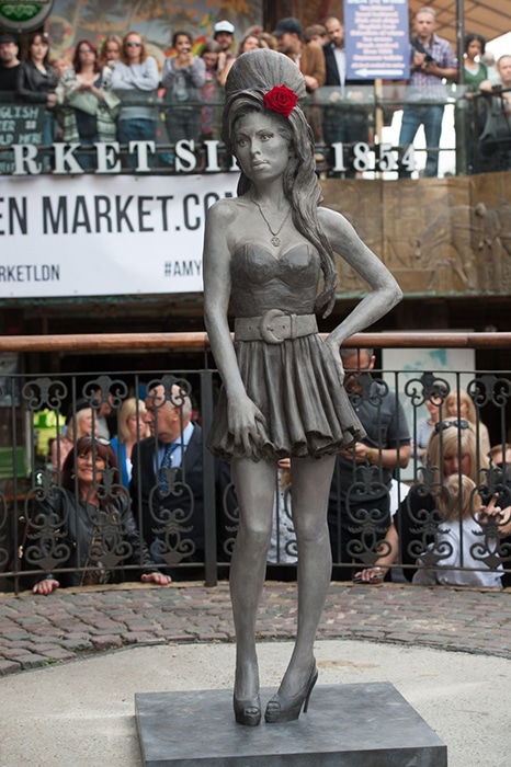 Estátua em tamanho real é feita de bronze | Foto por Daniel Deme/WENN.com