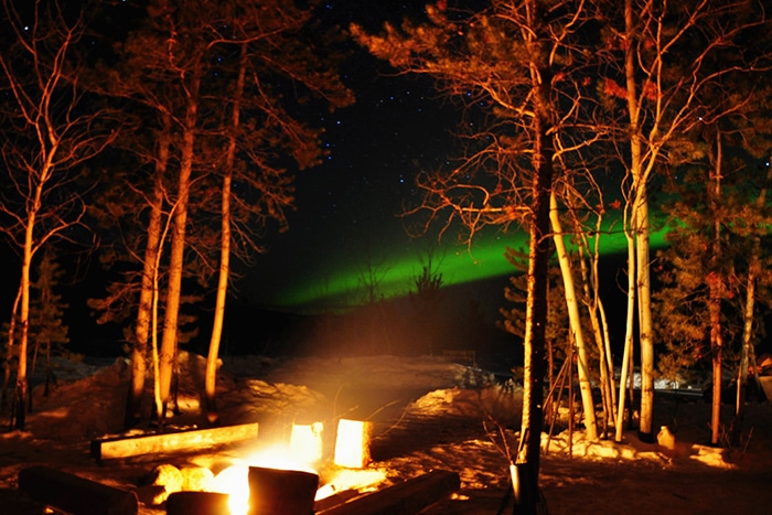 Fogueira para aquecer enquanto se aprecia a Aurora Boreal | Foto por Livia Auler