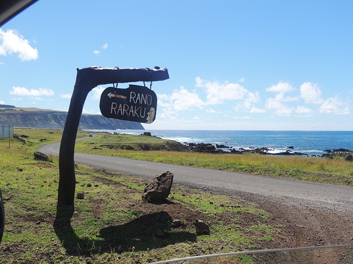  Estrada que circula a ilha e entrada para o Rano Raraku | Foto por Sabrina Levensteinas