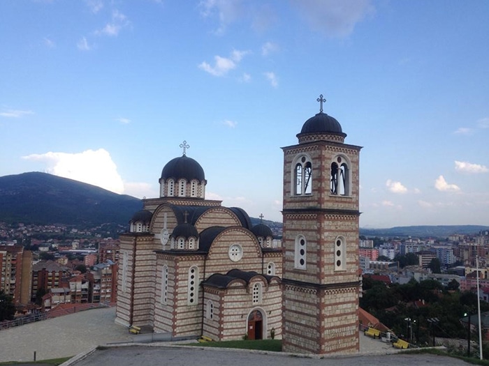 Igreja ortodoxa, no topo da parte sérvia de Mitrovice | Foto por Sabrina Sasaki