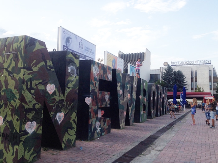 Monumento típico da cidade, a estátua Newborn marca também a ocupação do exército da OTAN | Foto por Sabrina Sasaki