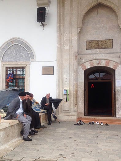 A antiga mesquita, que preserva parte da cultura albanesa na capital Pristina | Foto por Sabrina Sasaki