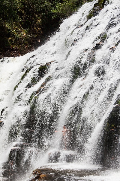 Seguindo indicação do guia Betão, banho na cachoeira Cataratas dos Couros.