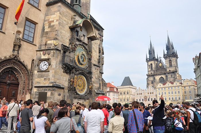 Multidão ao redor do Orloj no centro de Praga | Foto por Zizo Asnis