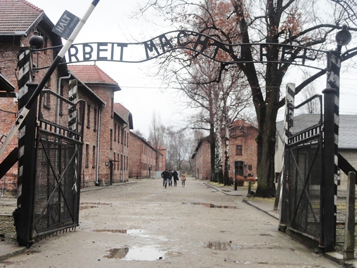 Arbeit macht frei ("o trabalho liberta") – portão de Auschwitz | Foto por Carolina Caio