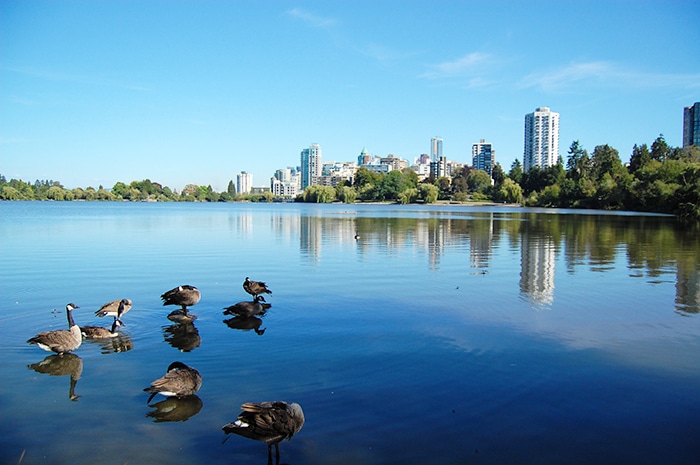 Lost Lagoon, no Stanley Park | Foto por Zotium via Wikimedia Commons 