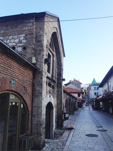 Baščaršija, mercado principal de Sarajevo, onde é possível encontrar artesanatos tradicionais | Foto por Sabrina Sasaki