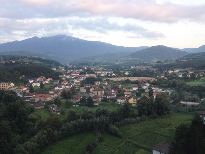 Vista do vagão do trem, no trajeto de Sarajevo a Mostar, revela o encanto das vilas escondidas em meio aos vales | Foto por Sabrina Sasaki