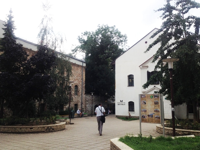 Fachada da Sinagoga Antiga, bem próxima às mesquitas centrais | Foto por Sabrina Sasaki