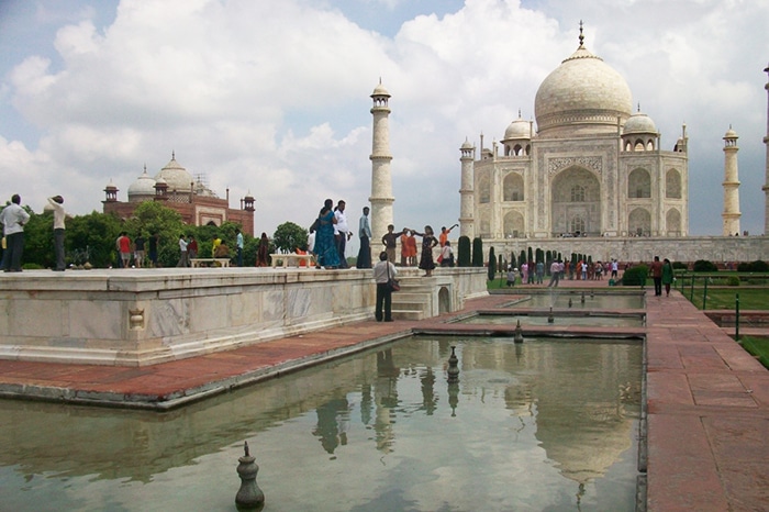 O caminho e espelhos d'água até chegar ao Taj Mahal | Foto por Carolina Caio