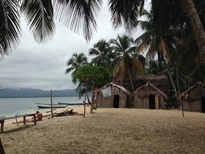 Parte da estrutura da ilha, com direito à quadra de vôlei de praia | Foto por Felipe Parma