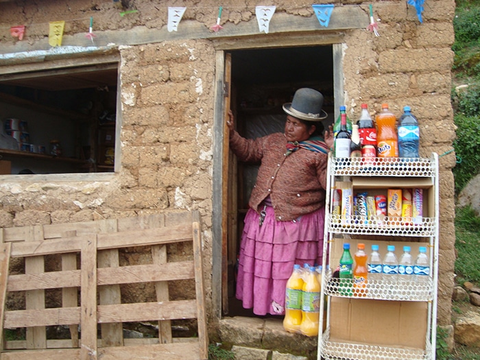 Uma típica chola, com suas vestimentas típicas. Elas se  vestem assim sempre, não é uma artimanha para impressionar  turistas | Foto por Renata Ferri