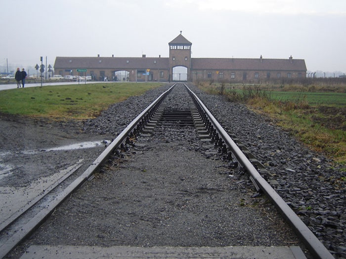 Os trilhos em direção à Auschwitz II | Foto por Zizo Asnis