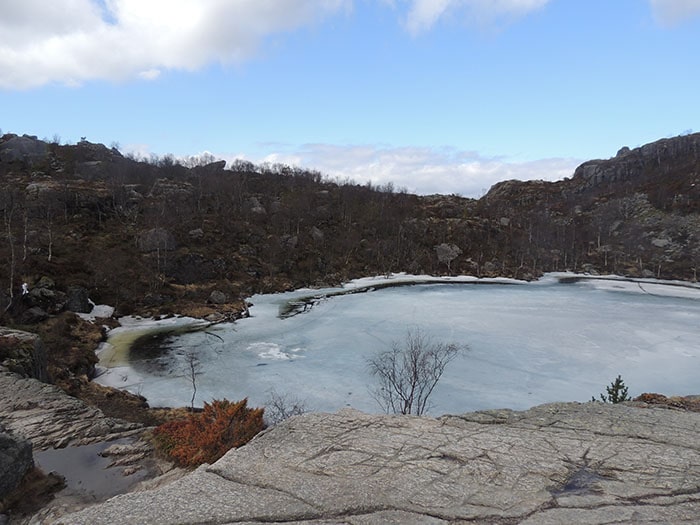 Trilha para o Preikestolen | Foto por Sabrina Levensteinas