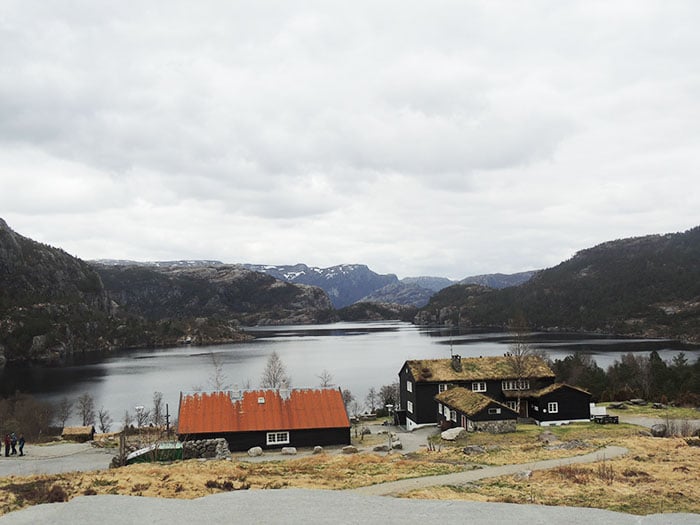 Ponto onde param os ônibus e início da trilha para o Preikestolen | Foto por Sabrina Levensteinas