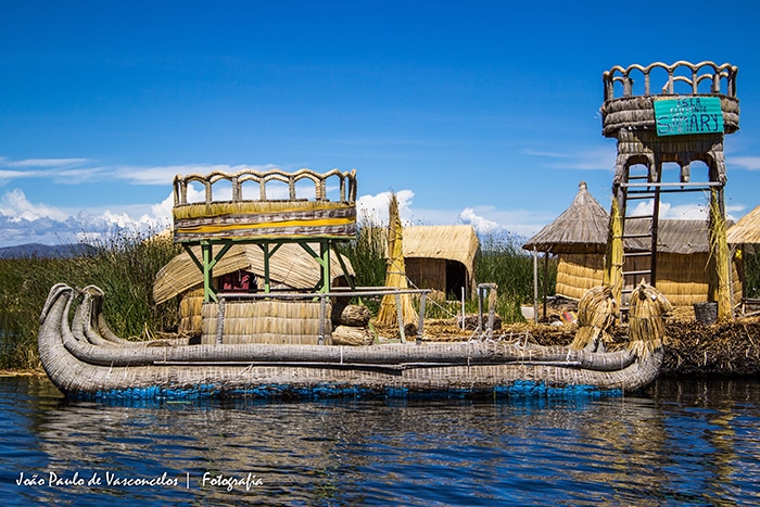 É possível visitar diversas Ilhas dos Uros com barcos construídos de maneira tradicional | Foto por João Paulo Vasconcelos