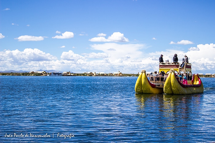 Movidos a remo, os barcos passeiam lentamente pelo lago | Foto por João Paulo Vasconcelos