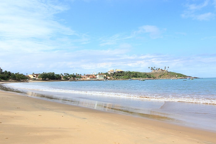 A quase deserta praia de Meaipe, em Guarapari | Foto por Bruna Cazzolato Ribeiro