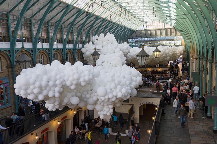 charles-petillon-heartbeat-100000-white-balloons-covent-garden-designboom-02
