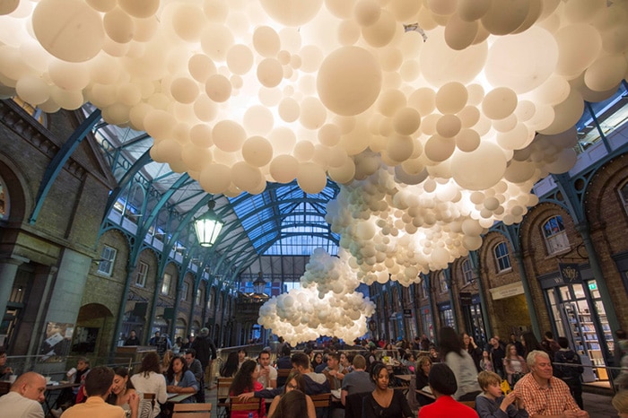 charles-petillon-heartbeat-100000-white-balloons-covent-garden-designboom-04