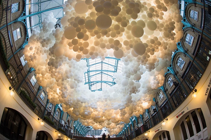 charles-petillon-heartbeat-100000-white-balloons-covent-garden-designboom-05