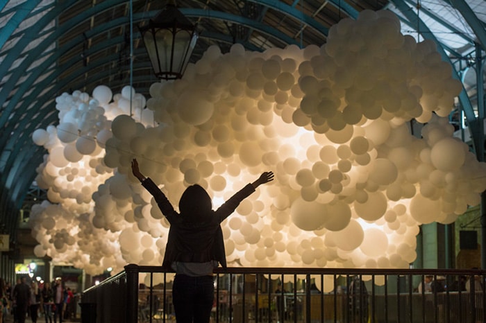 charles-petillon-heartbeat-100000-white-balloons-covent-garden-designboom-06