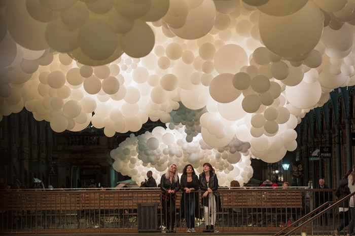 charles-petillon-heartbeat-100000-white-balloons-covent-garden-designboom-07