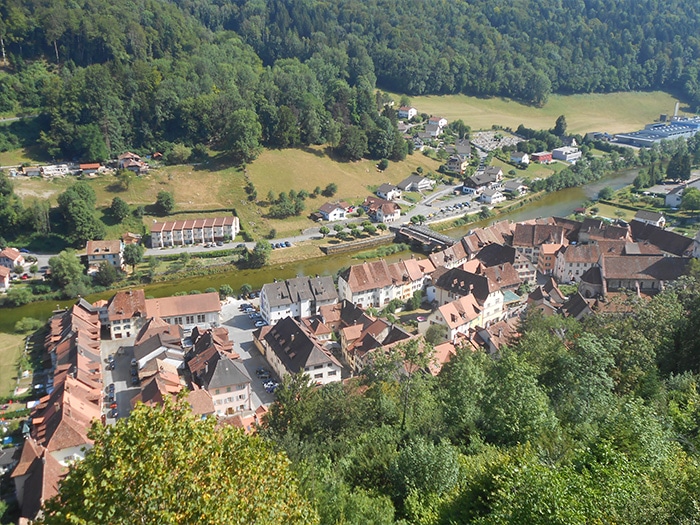 Saint Ursanne com o Rio Doubs no meio | Fotot por Grazi Calazans