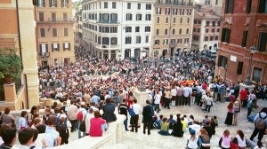 A rotineira multidão na escadaria da Piazza di Spagna