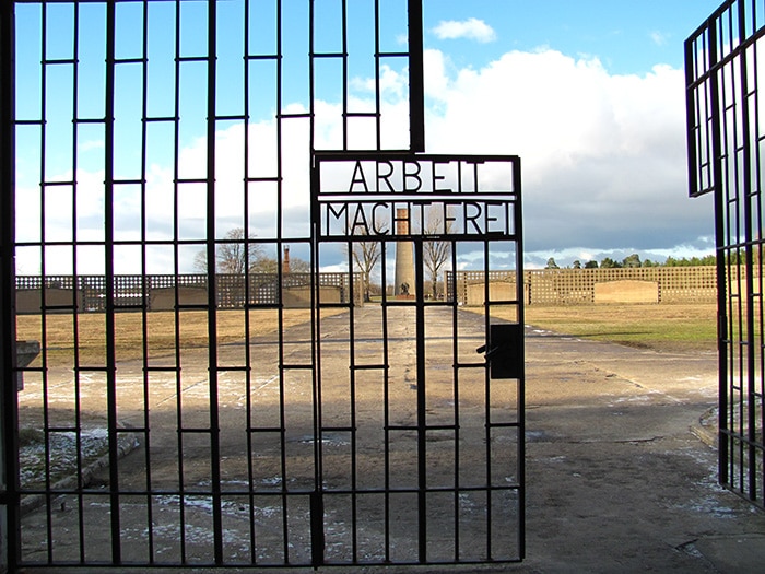 A entrada do campo de concentração Sachsenhausen | Foto por Poliana Mendonça