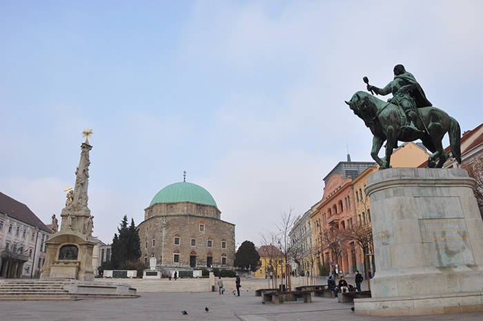 Praça central de Pécs, na Hungria, Leste Europeu