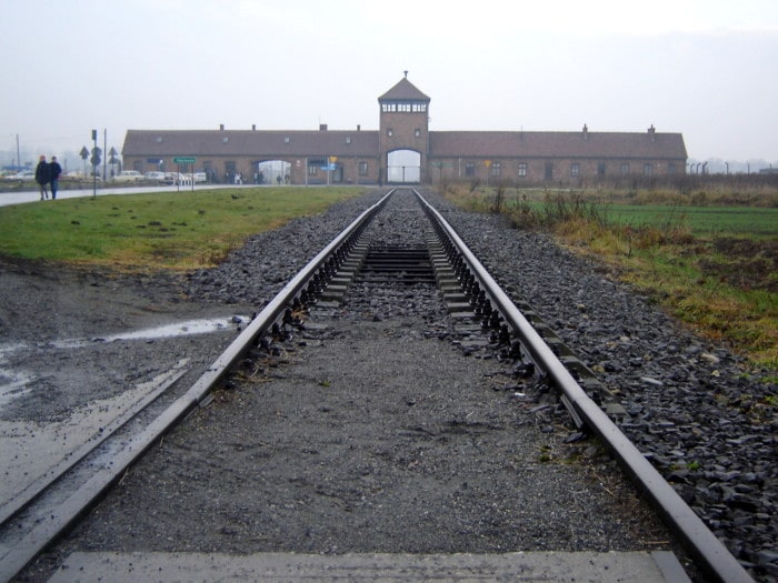 A emblemática entrada do campo Auschwitz-Birkenau | Foto por Zizo Asnis