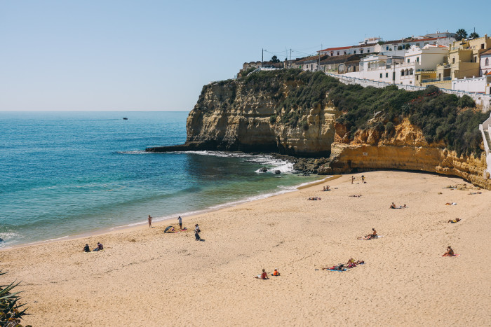 Praia do Carvoreiro, em Faro | Foto por Merton Wilton (CC BY-NC 2.0)