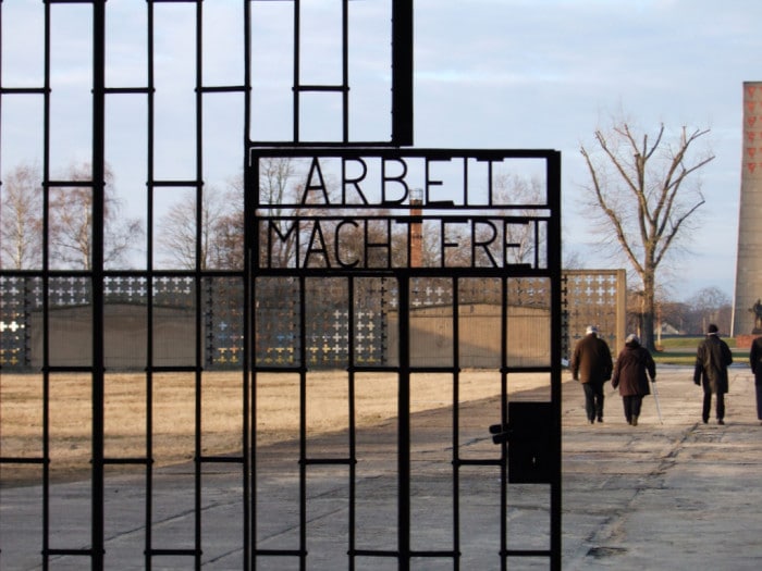 "Arbeit macht frei", "o trabalho liberta", frase regularmente usada na entrada de vários campos de concentração | Foto por 