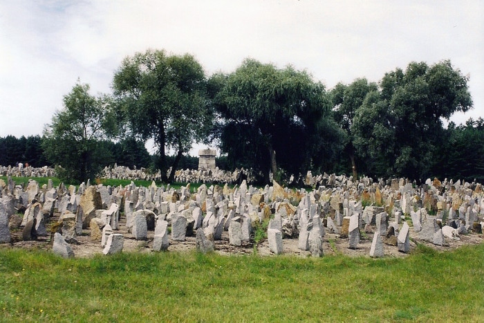 Pedras formam memorial em homenagem às vítimas | Foto por abac077 (CC BY-NC-SA 2.0)