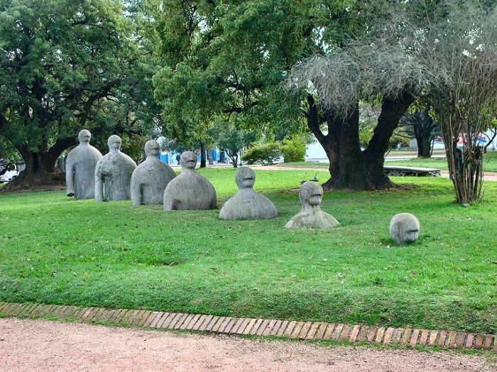 Escultura "Desterrando", de Jorge Abbondanza e Enrique Silveira | Foto por Hoverfish (CC BY-SA 3.0)