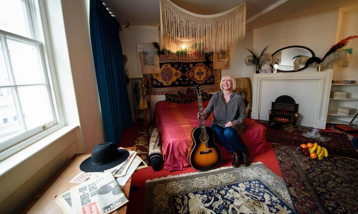 A namorada de Hendrix, Kathy Etchingham, no quarto do músico | Leon Neal/AFP/Getty Images