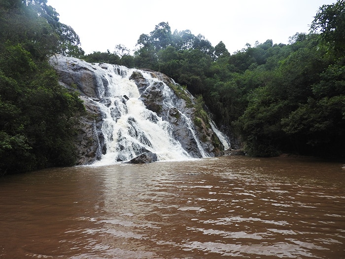 Cachoeira Santa Rita tem queda d'água de fácil acesso | Por Sabrina Levensteinas