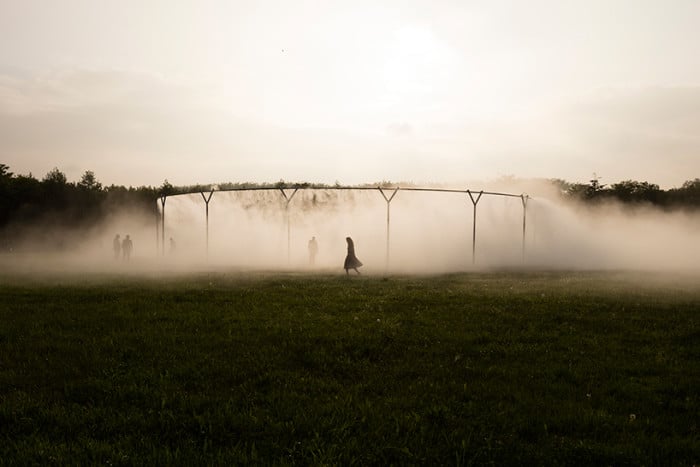 "Fog Assembly" envolve o visitante num místico nevoeiro