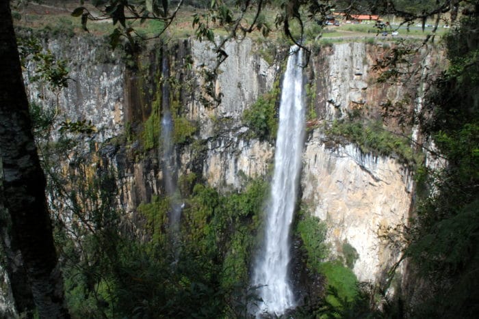 Repare no tamanho dos carros comparado com a grandeza da Cascata do Avencal | Foto Cristina Sanfelici