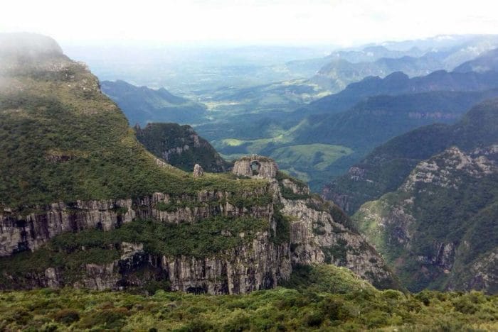 Pedra Furada, no alto do Morro da Igreja | Foto Eduardo Silveira