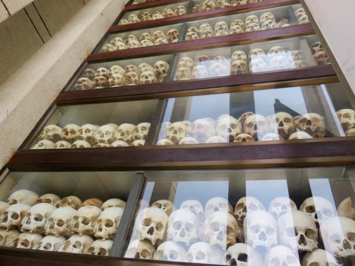 Crânios em exposição nos killing fields representam os dois milhões de mortos