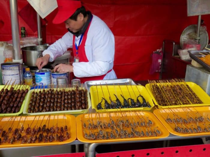 Espetinho de insetos em mercado de Pequim. Topa?