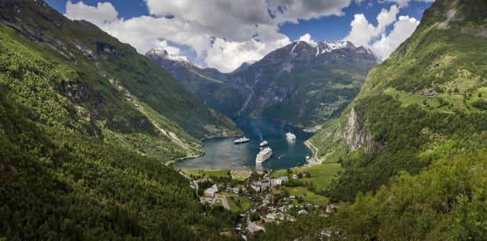 Belvedere Flydalsjuvet: vista privilegiada do Geirangerfjord | Foto Ximonic (CC BA-SA 3.0)