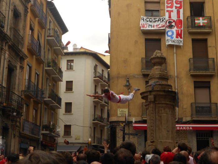 Corredores em encierro corrida de touros em pamplona espanha corrida de  touros em pamplona festival tradicional de san fermin onde os participantes  correm à frente dos touros pelas ruas até a praça